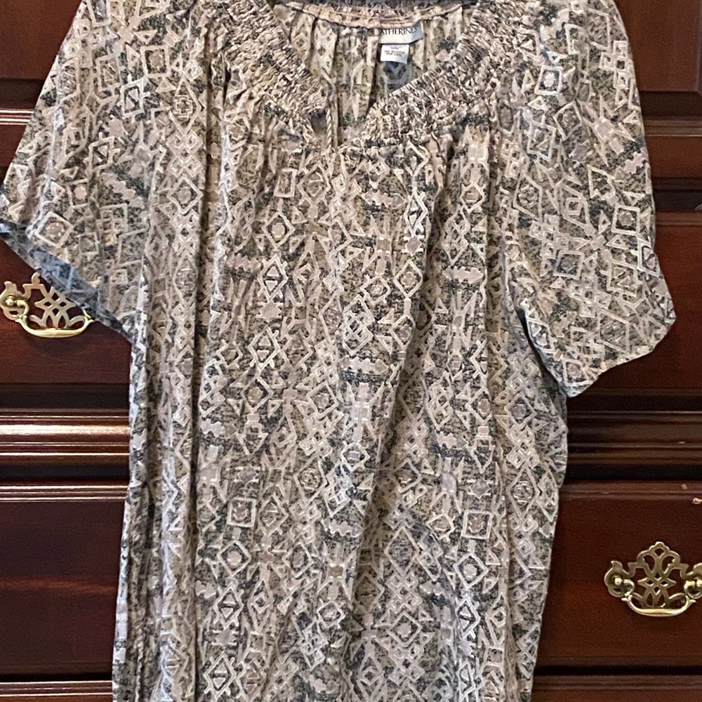 Catherines Geometric Print Short Sleeve Shirt - Beige and Gray